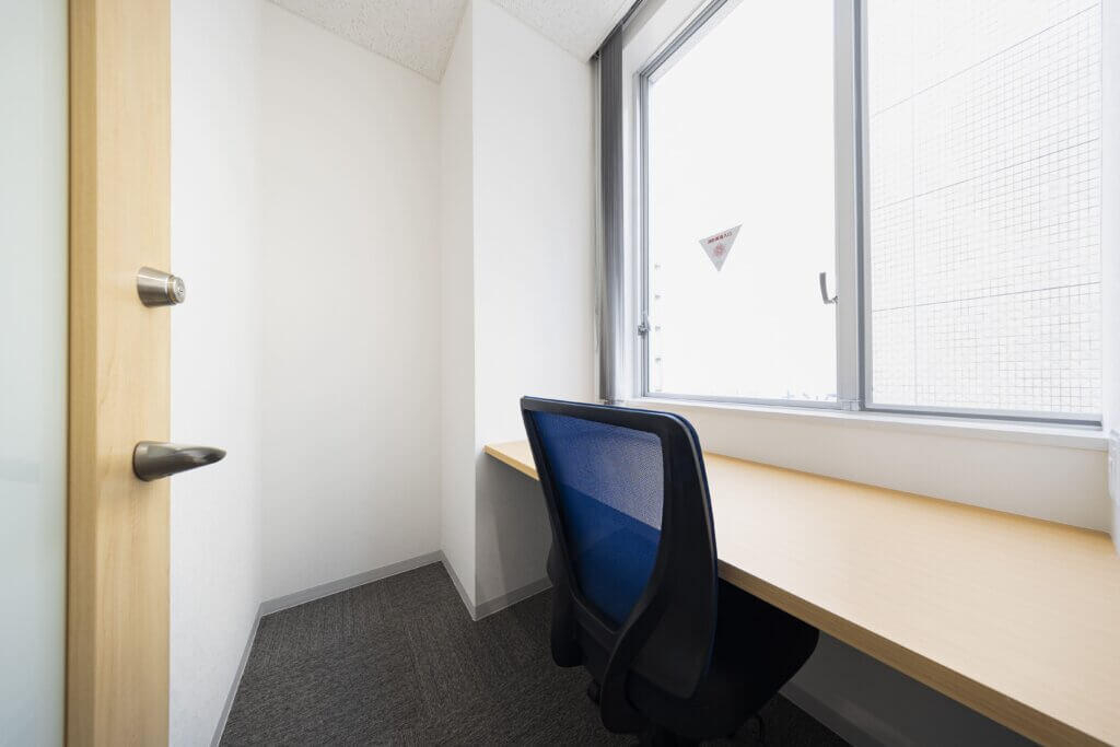  1名向けの家具付き完全個室（窓あり）｜天神駅徒歩1分のレンタルオフィス・コワーキングスペースZero-Ten Park（ゼロテンパーク）天神西通り店