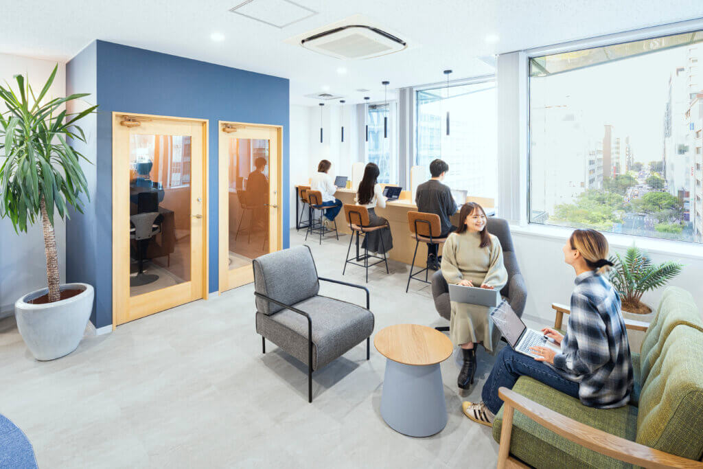 リラックスできるソファ席・姿勢が悪くなりにくいハイチェア｜天神駅徒歩1分のレンタルオフィス・コワーキングスペースZero-Ten Park（ゼロテンパーク）天神西通り店