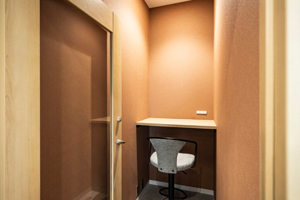 無料で使えるフォンブースを全15室完備｜天神駅徒歩1分のレンタルオフィス・コワーキングスペースZero-Ten Park（ゼロテンパーク）天神西通り店