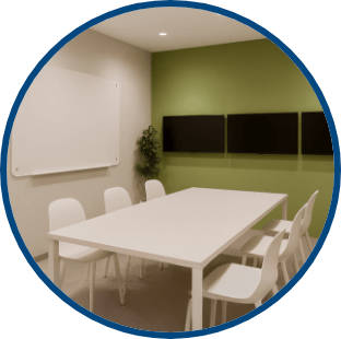 複数モニター完備の会議室