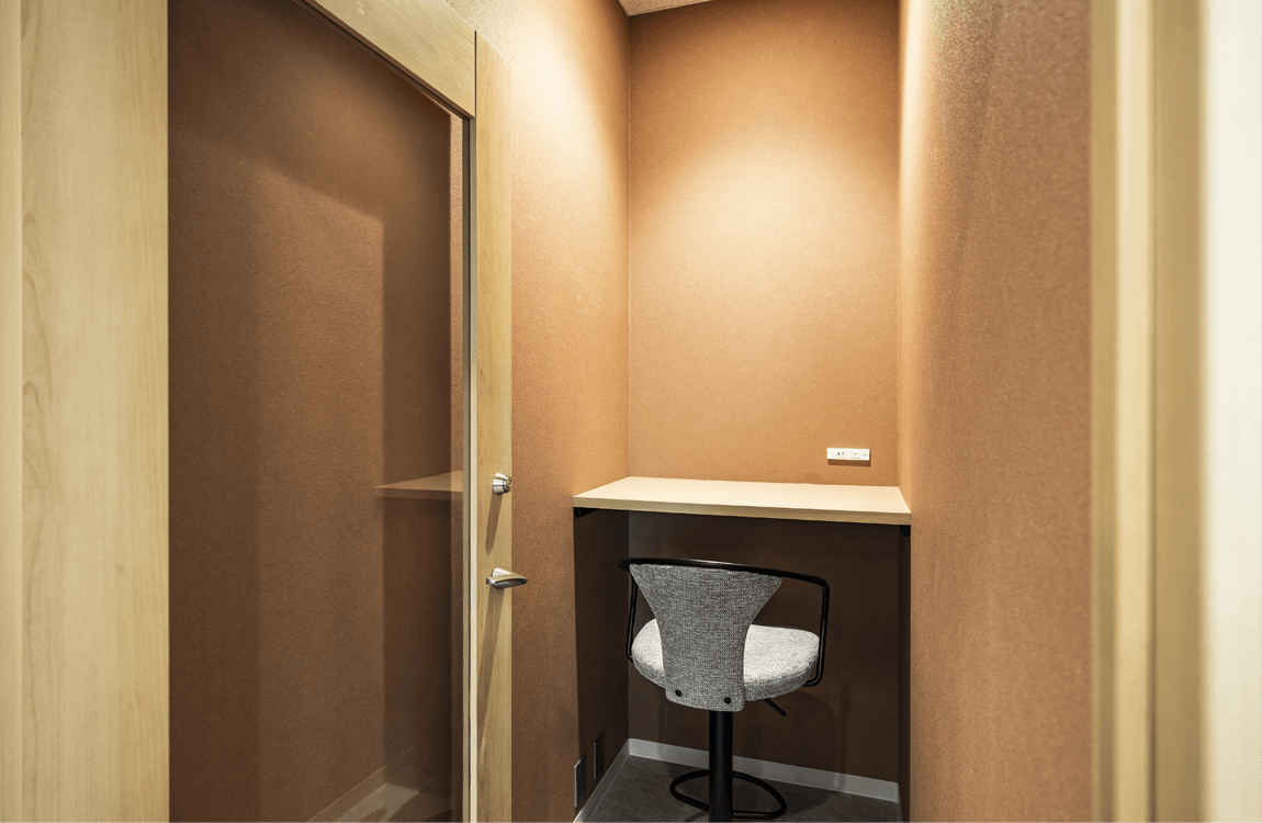 無料で使えるフォンブースが全15室